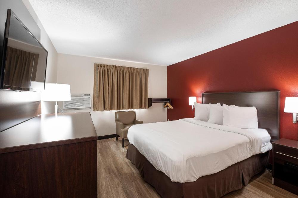 Deluxe Room with One Queen Bed Disability Access Non-Smoking interior