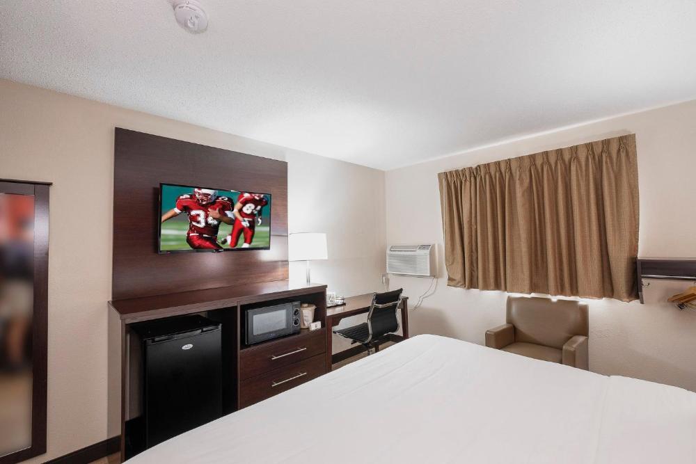 Deluxe King Room Non-Smoking interior